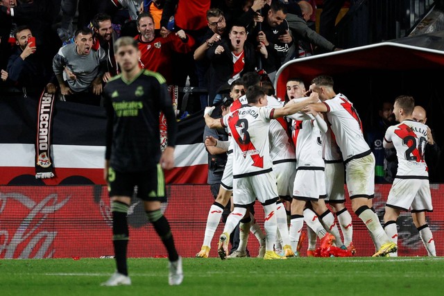 Selebrasi pemain Rayo Vallecano usai mencetak gol ke gawang Real Madrid pada pertandingan lanjutan Liga Spayol di Campo de Futbol de Vallecas, Madrid, Spanyol. Foto: Susana Vera/REUTERS