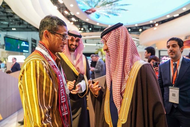 Menparekraf Sandiaga Uno bertemu Menpar Arab Saudi, Ahmed Al Khatieb di World Travel Market, London. Foto: Kemenparekraf RI