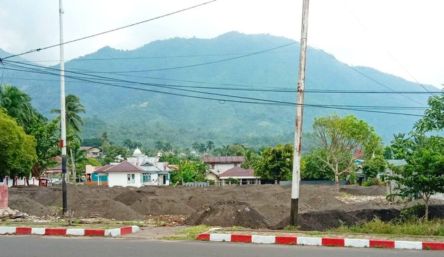 Timbunan limbah batu bara di atas lahan seluas kurang lebih 100 x 50 meter persegi, tepatnya di bekas Kampus Nuku, Kelurahan Tomagoba yang berhadapan langsung dengan Puskesmas Soasio dan rumah warga di sekitarnya. Foto: Nurkholis Lamaau/cermat