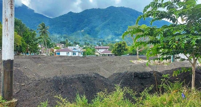 Gundukan limbah abu terbang dan abu dasar hasil pembakaran batu bara yang disebut fly ash and bottom ash di atas lahan seluas kurang lebih 100 x 50 meter persegi yang berhadapan langsung dengan Puskesmas Soasio dan rumah warga. Foto: Nurkholis Lamaau/cermat