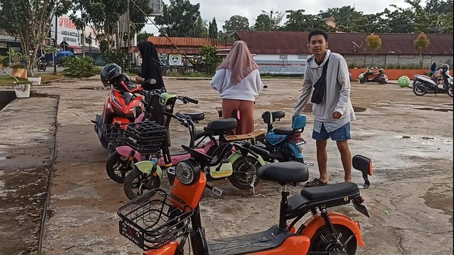 Pengguna sepeda listrik di Kabupaten Mempawah kian ramai. Foto: Zain/Hi!Pontianak