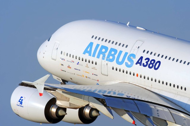 Pesawat Airbus A380 yang tengah mengudara. Foto: vaalaa/Shutterstock
