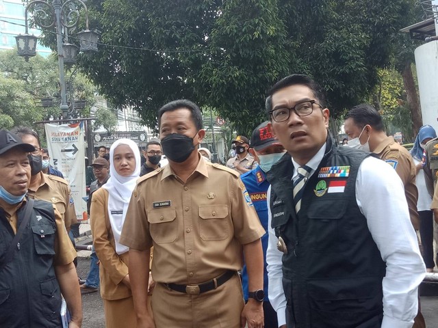 Gubernur Jabar Ridwan Kamil meninjau Balai Kota Bandung usai terbakar, Selesai (8/11). Foto: Arif Syamsul Ma'arif/kumparan