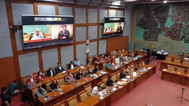 PSSI dan Menpora menghadiri rapat terkait naturalisasi Shayne Pattynama bersama Komisi X DPR RI di Gedunh DPR, Jakarta, Selasa (8/11). Foto: Jodi Hermawan/kumparan