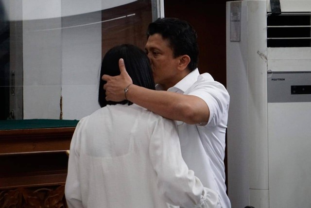 Ferdy Sambo berpelukan dengan Terdakwa PC di sidang pemeriksaan saksi di Pengadilan Negeri Jakarta Selatan, Selasa (8/11/2022). Foto: Jamal Ramadhan/kumparan
