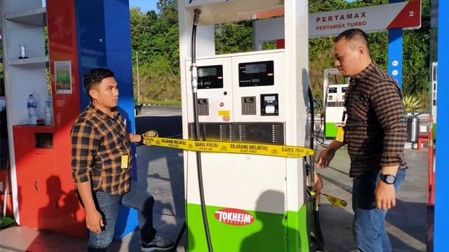 Alat pengisian BBM jenis Pertalite di salah satu SPBU yang ada di Kota Manado, di police line oleh Polda Sulut karena kedapatan menjual BBM bersubsidi secara ilegal ke penadah hingga ratusan liter.
