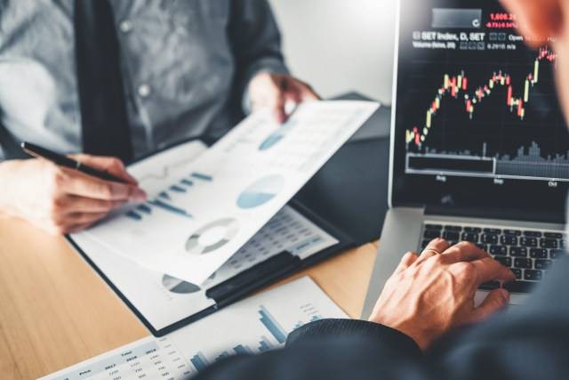 Ilustrasi daftar Saham Syariah terbaru. Foto: Shutterstock