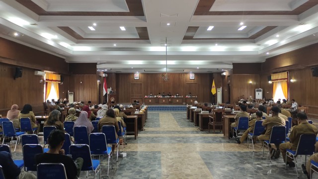 Rapat paripurna ke-5 masa sidang III di ruang sidang DPRD Kobar bersama pihak eksekutif, Senin (7/11/2022). Foto: Lukman Hakim/InfoPBUN