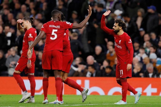 Pemain Liverpool Mohamed Salah merayakan gol kedua mereka dengan Ibrahima Konate di Tottenham Hotspur Stadium, London, Inggris, Minggu (6/11/2022). Foto: Action Images via Reuters/Andrew Couldridge