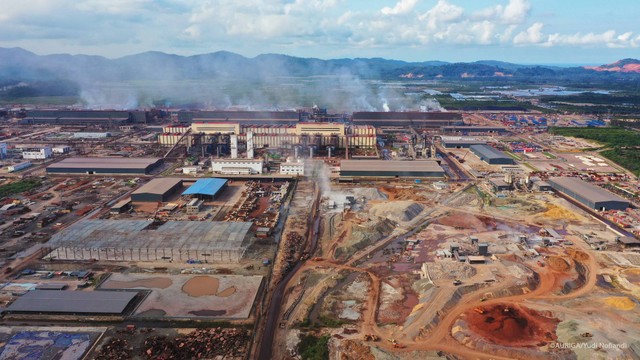 PT Virtue Dragon Nickel Industry, sebuah perusahaan swasta yang bergerak di bidang smelter bijih nikel di Sulawesi Tenggara. PT. VDNI beroperasional dalam Kawasan Industri Konawe di Desa Morosi dan masuk ke dalam Objek Vital Nasional subbidang mineral dan batubara berdasarkan Kempem No.77K/90/MEM/2019 serta menjadi Proyek Strategis Nasional berdasarkan Peraturan Presiden No. 58 tahun 2017. (Foto: Auriga Nusantara/Yudi Nofiandi)
