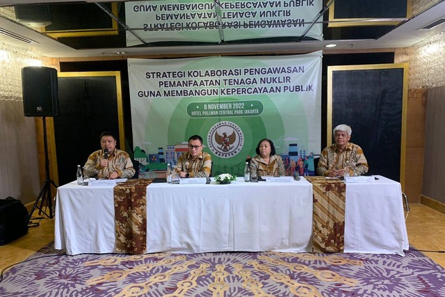 Jajaran Badan Pengawas Tenaga Nuklir (Bapeten) di acara jumpa pers di hotel Pullman Central Park, Jakarta pada Selasa (7/11). Foto: Luthfi Humam/kumparan