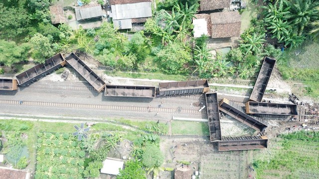 Tabrakan antar Lokomotif Kereta Babaranjang di Lampung. | Foto: Istimewa