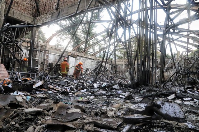 Petugas melakukan pendinginan di Gedung Kantor Bappelitbang Kota Bandung yang terbakar pada Senin (7/11/2022). Foto: Humas Pemkot Bandung