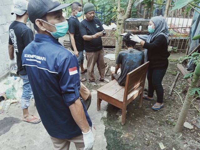 LKC Dompet Dhuafa Yogyakarta bersama Sapadifa sisir para ODGJ di Bantul, Yogyakarta pada (Sabtu, 5/11/2022) kegiatan ini merupakan bentuk kepedulian, edukasi dan langkah persuasi terhadap masyarakat khususnya ODGJ yang sering ditelantarkan oleh keluarganya.