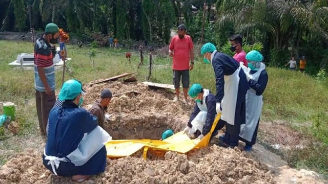 Autopsi ulang terhadap jasad korban yang dibakar dalam mobil pikap di Kabupaten Bengkalis, Riau. (Dok. Polres Bengkalis)