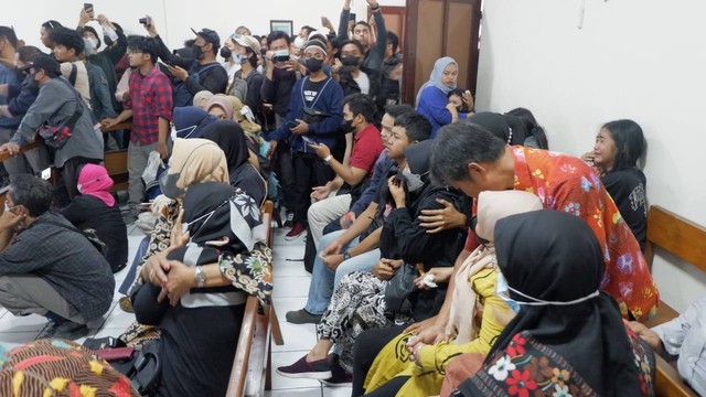 Ricuh sempat terjadi di sidang putusan kasus kejahatan jalanan atau klitih yang menewaskan pelajar bernama Daffa Adzin Albasith (17) di Pengadilan Negeri Yogyakarta, Selasa (8/11). Foto: Arfiansyah Panji/kumparan