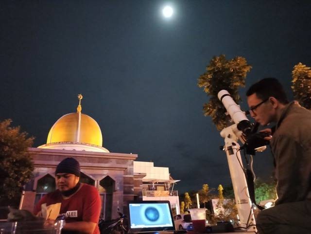 Tim Falakiyah Kanwil Kemenag Aceh menggunakan teleskop saat memantau gerhana bulan pada Sabtu (6/6/2022) dini hari. Foto: Husaini Ende/acehkini