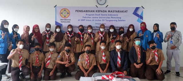 FOTO BERSAMA—Kegiatan PKM berupa peningkatan pemahaman teks diselenggarakan di kelas 8B SMP Islam Al-Azhar 25 Tangerang Selatan. (02/11/2022) (Dokumen pribadi)