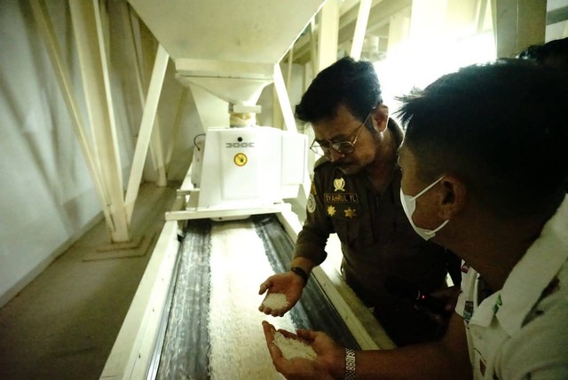 Menteri Pertanian Syahrul Yasin Limpo lakukan monitoring di pabrik penggilingan Tiga Hata di Karawang Selasa (8/11/2022) memastikan stok beras aman sampai akhir tahun. Foto: Dok. Kementan