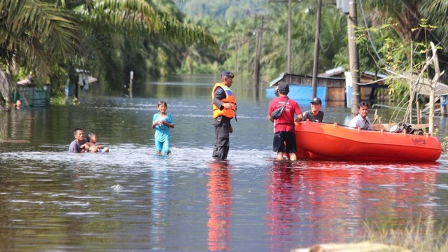 Banjir menggenangi akses darat serta permukiman warga dan sejumlah fasilitas umum di Gampong Cot Bayu, Kecamatan Trumon Tengah, Aceh Selatan, Senin (7/11) sore. Foto: Yudi Ansyah/acehkini
