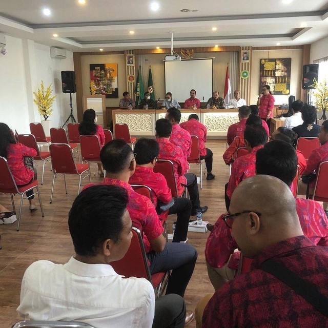 Kantor Wilayah Kementerian Hukum dan Hak Asasi Manusia Bali melaksanakan kegiatan pembinaan terhadap Majelis Pengawas Notaris Daerah (MPDN) Kabupaten Gianyar (dokumentasi penulis)