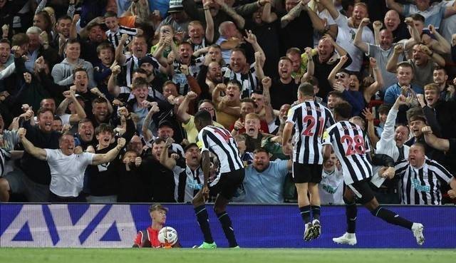 Pemain Newcastle United Alexander Isak merayakan gol pertama mereka saat pertandingan Liga Premier di Anfield, Liverpool, Inggris. Foto: Phil Noble/Reuters