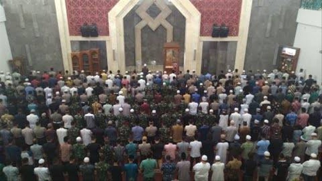 Suasana Salat Gerhana di Masjid Agung Karimun tahun 2019. Foto: Dok. kepripedia.com