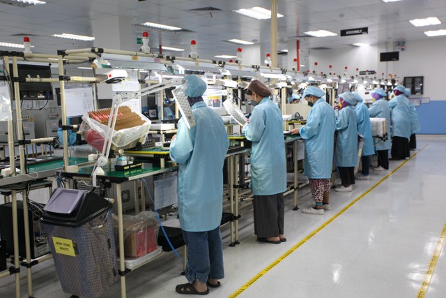 Proses perakitan HP di Pabrik PT Sat Nusapersada, Batam. Foto: Dok. HMD Global