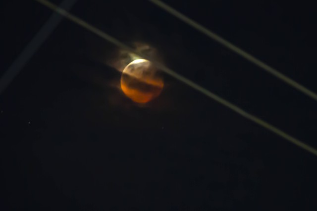 gerhana Bulan di Ternate, Selasa (08/11). Foto: Faris Bobero/cermat