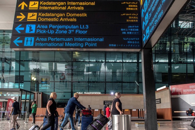 Warga negara asing berjalan saat tiba di Terminal 3, Bandara Internasional Soekarno-Hatta, Tangerang, Banten, Selasa (8/11/2022). Foto: Muhammad Adimaja/Antara Foto