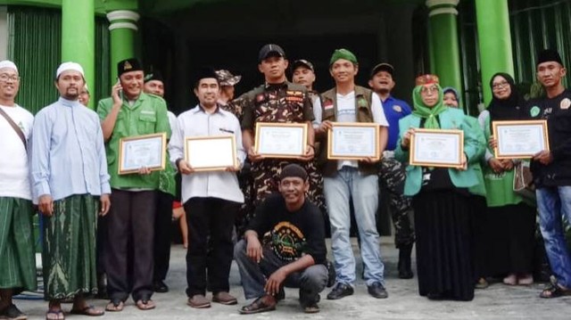 Panitia penyelenggara haul menyerahkan piagam penghargaan kepada pengurus cabang Nahdlatul Ulama Kotawaringin Barat. Foto: IST/InfoPBUN