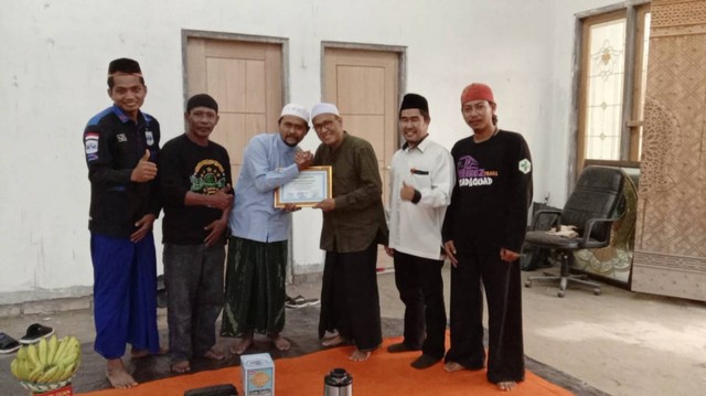 Penghargaan juga diberikan kepada tokoh agama Kobar sekaligus pengurus Ponpes Dar-Raudhah Habib Muhammad Sulaiman Basyaiban. Foto: IST/InfoPBUN