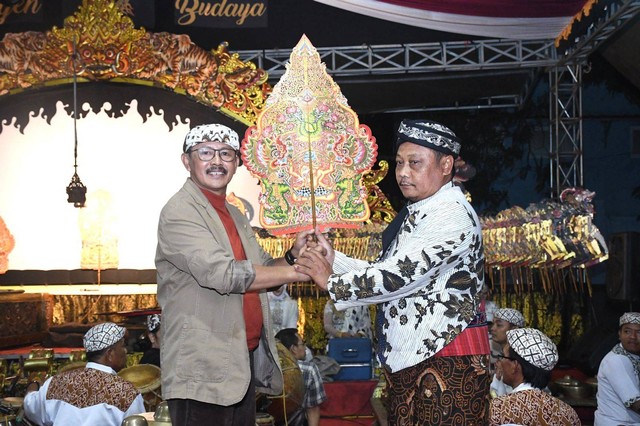 Ketua DPRD Indramayu Jawa Barat H Syaefudin dan Dalang H Rusdi, dalam pagelaran wayang kulit dengan cerita 'Dorna Nyalon'.(Dok. CiremaiToday)