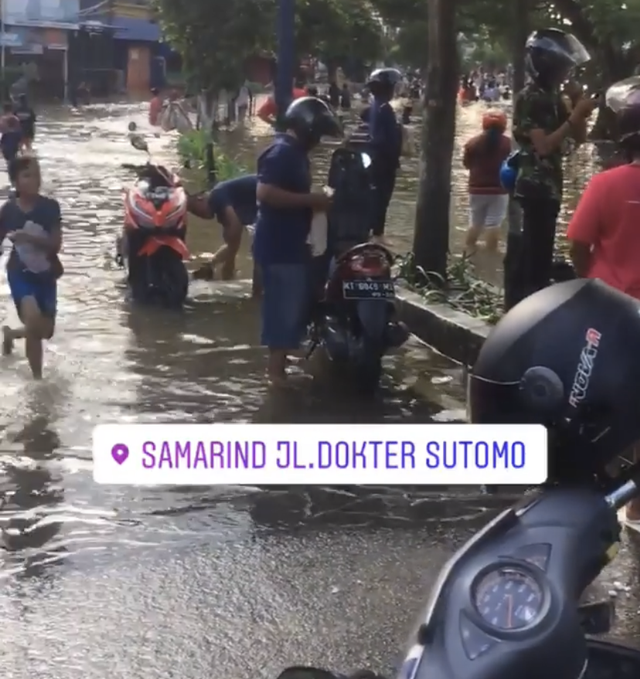 Banjir Jl. Dokter Sutomo, Samarinda | Photo by Mohammad Rizky Aditya Saputra
