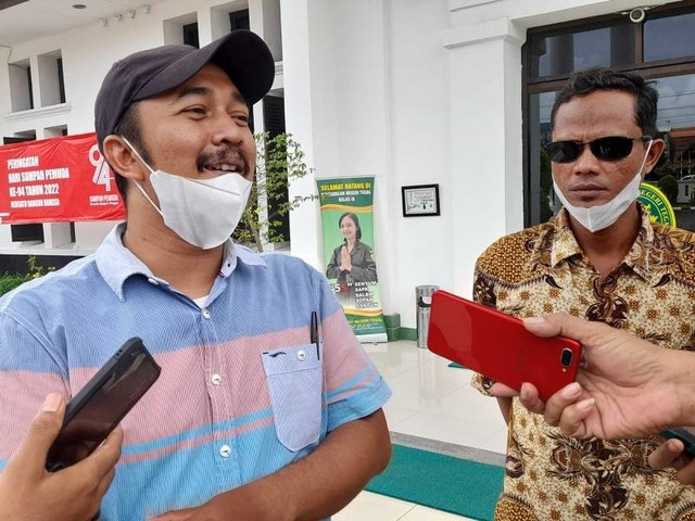 Aktivis pergerakan Miftachudin dan Edy Kurniawan usai menghadiri sidang putusan praperadilan terhadap Kejari Tegal dan KPK, di Pengadilan Negeri Tegal, Selasa (8/11/2022).