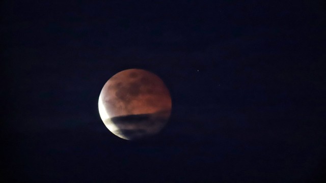 Bulan saat gerhana yang terekam teleskop astronomi di Gampong Ajuen, Kecamatan Peukan Bada, Kabupaten Aceh Besar. Dok. Kemenag Aceh