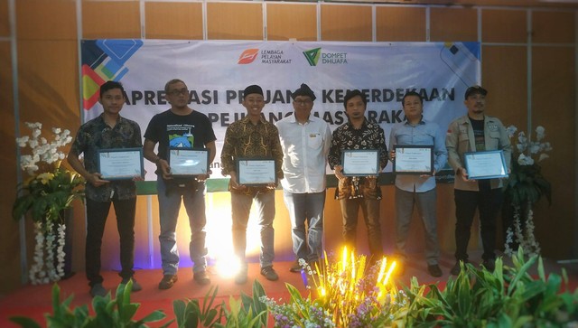 LPM Dompet Dhuafa bersama Deputi Bidang Kesejahteraan Dinas Sosial Kota Tangerang Selatane berikan apresiasi untuk 26 pejuang kemerdekaan dari Legiun Veteran Republik Indonesia (LVRI) dan 29 pejuang masyarakat dari berbagai wilayah di Jabodetabek. (Selasa, 08/11/2022)