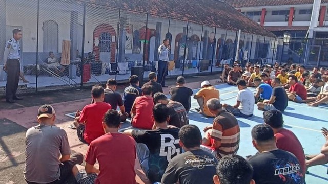 Gambar sosialisasi atau penyuluhan kepada narapidana di Lapas (Foto: Addinulloh Achmad)