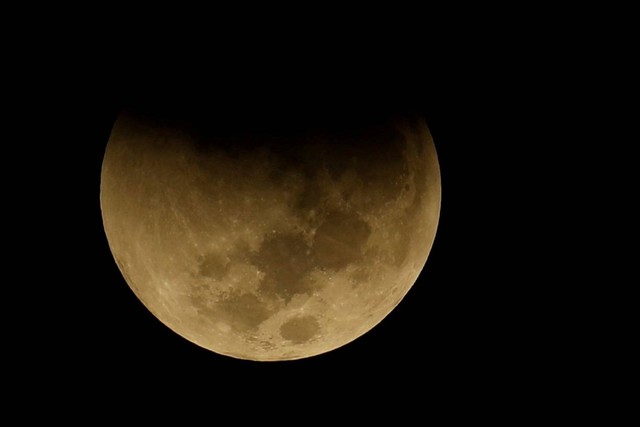 Bulan terlihat saat gerhana bulan, di Caracas, Venezuela. Foto: Leonardo Fernandez Viloria/REUTERS