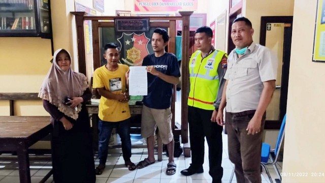 Polisi usai lakukan medisasi perselisihan antara penjual es buah vs penjual pisang molen, di Desa Pasinan, Kecamatan Baureno, Kabupaten Bojonegoro. Selasa (08/11/2022) (foto: Dok Istimewa)