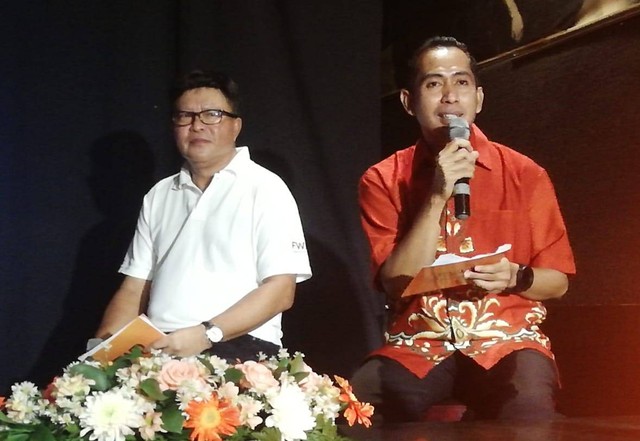 Pak Ribut (kanan) bersama Arlius Telaumbanua Head of Group Sales, Business Development & Client Relations FWD Insurance, dalam acara FWD Press Play Music yang digelar PT FWD Insurance Indonesia (FWD Insurance), di Surabaya, Selasa (8/11) malam. Foto: Masruroh/Basra