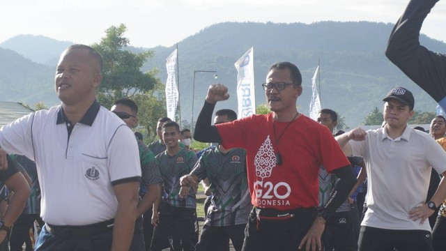 Gunakan Kostum G20, Kakanwil Faisol Ali Ikuti Olahraga bersama di Lanal Mamuju - Foto : Humas Kemenkumham Sulbar