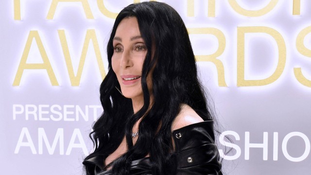 Cher tiba di acara Penghargaan Fashion Council of Fashion Designers of America, Inc. (CFDA) 2022 di Cipriani South Street di wilayah Manhattan, New York, Senin (7/11/2022). Foto: Andrea Renault/AFP