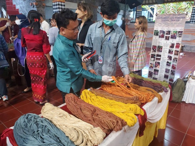 Benang-benag dengan pewarnaan alami sebagai bahan pembuatan kain - IST