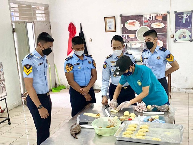 Pembinaan kemandirian, proses pembuatan roti oleh warga binaan Lapas Karawang (Foto: Muhamad Fajar Azis)