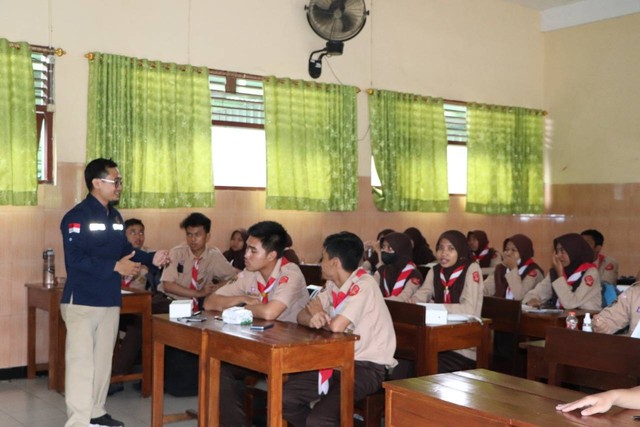 Hernawan Novianto, Ketua Tim Pengabdian Kepada Masyarakat saat memberikan meteri pengenalan peralatan pengolahan migas kepada siswa SMAN 1 Cepu (dok humas PEM A)