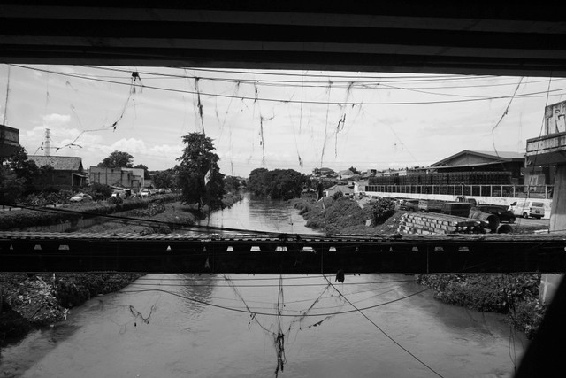 Normalisasi sungai Ciliwung: Landscape sungai Ciliwung yang kerap mengalami banjir yang memasuki pemukiman warga di kawasan Rawajati, Kalibata, Jakarta Selatan pada Minggu (23/10). Daerah Rawajati, Kalibata merupakan salah satu kawasan langganan banjir di Jakarta. Foto: Iqbal Firdaus/kumparan