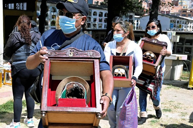 Warga membawa tengkorak kerabat mereka saat perayaan Dia de las Natitas (Hari Tengkorak) di La Paz, Bolivia, Selasa (8/11/2022). Foto: Aizar Raldes/AFP