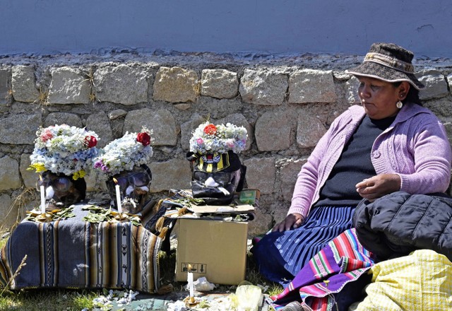 Warga menghias tengkorak kerabat mereka saat perayaan Dia de las Natitas (Hari Tengkorak) di La Paz, Bolivia, Selasa (8/11/2022). Foto: Aizar Raldes/AFP