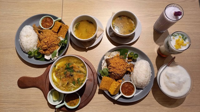 Rangkaian menu Ria Ayam Penyet. Foto: Monika Febriana/kumparan